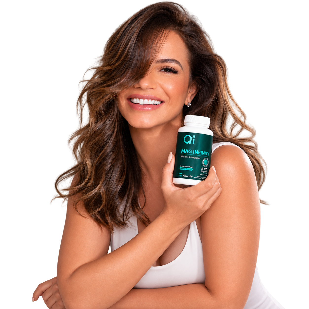 Mulher sorrindo segurando o frasco QI MAG INFINITY